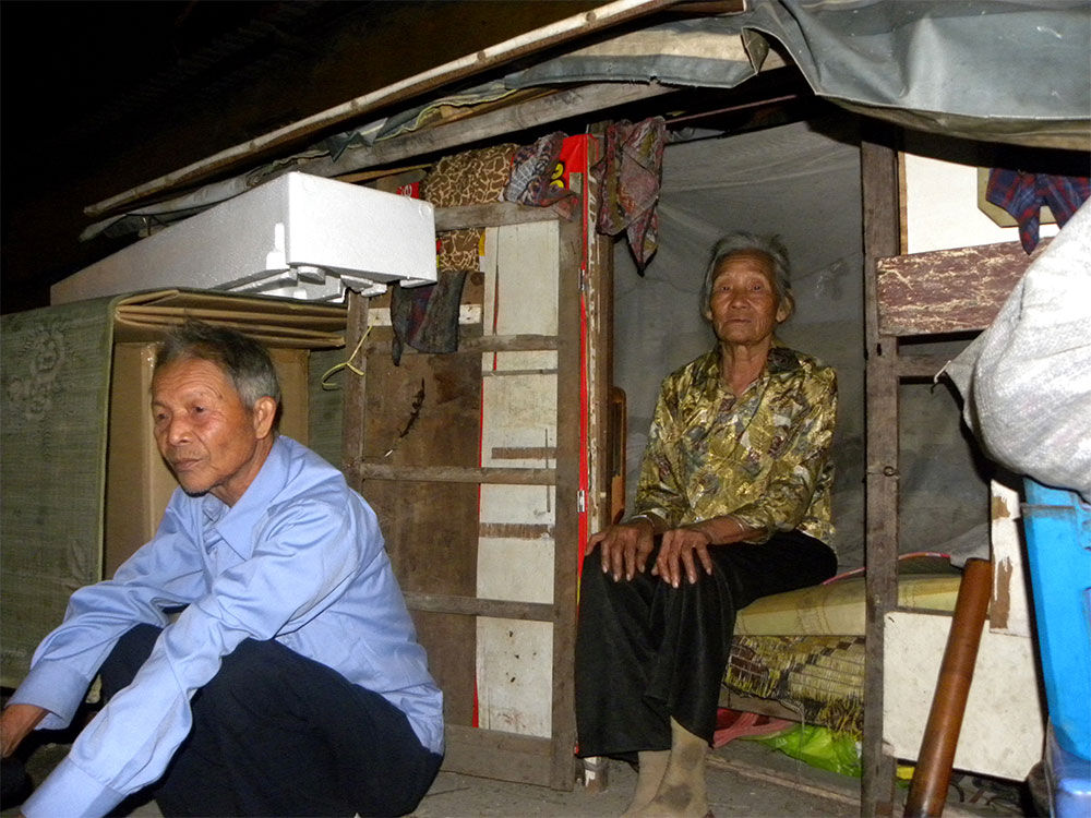 “Bố nuôi” bên đường tàu
